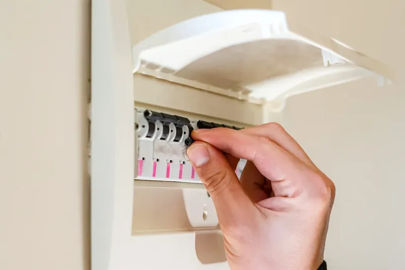 How to choose the right circuit breaker to provide short-circuit and overload protection?